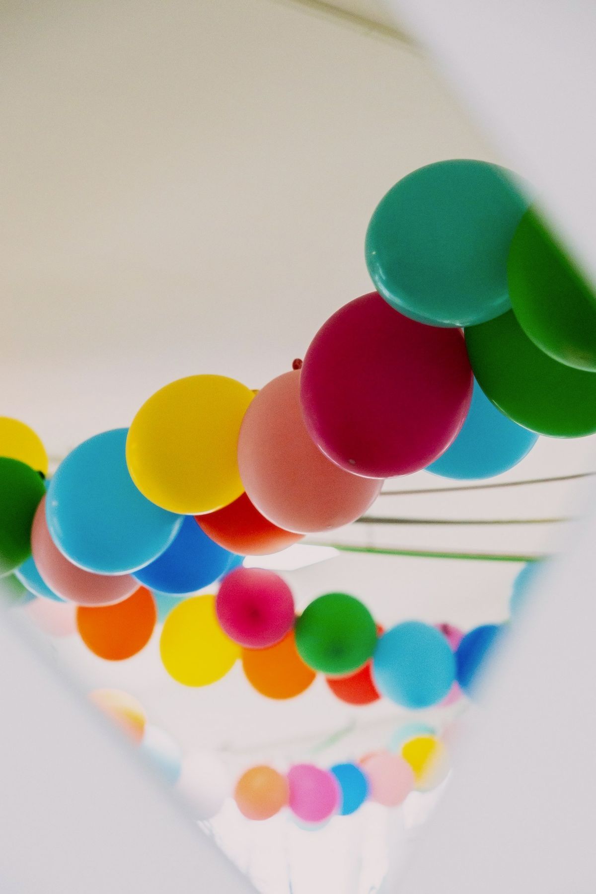 Palloncini colorati visti attraverso un'apertura a forma di cuore